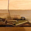 Ausziehbarer Esstisch MOSAIK 140-180cm braun Pinie recyceltes Massivholz Metall schwarz