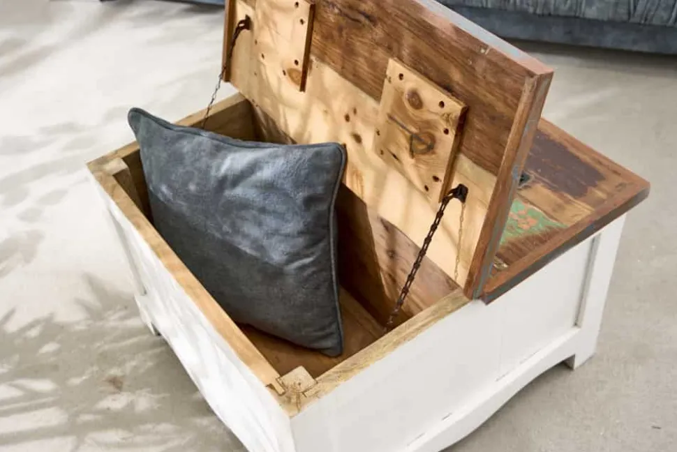 Massiver Couchtisch JAKARTA 70cm weiß bunt Holz Truhe aus recycelten Fischerbooten mit Schubladen