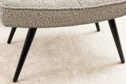 Moderner Hocker SCANDINAVIA champagner greige Bouclé schwarze Metallbeine Fußhocker